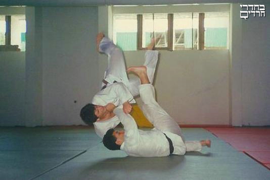 Amir Cohen executing a judo throw on the mat